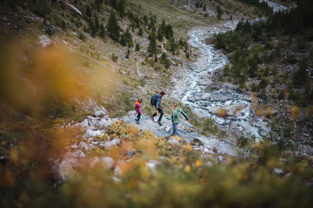 Tři lidé na túře v národním parku Stilfserjoch/Stelvio 