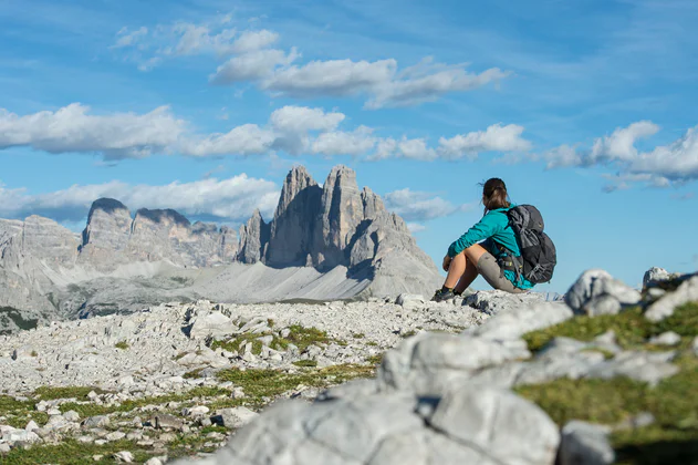 Vista sulle Tre Cime con un sentiero sulla sinistra