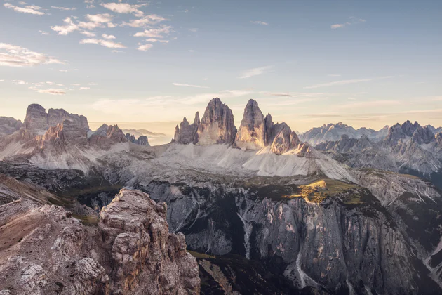 Blick auf eine felsige Gebirgslandschaft im Naturpark Drei Zinnen