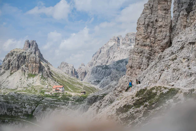 Zwei Personen wandern im Naturpark Drei Zinnen