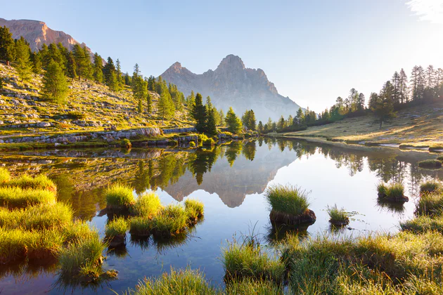 Blick auf einen spiegelnden Bergsee im Naturpark Fanes-Sennes-Prags