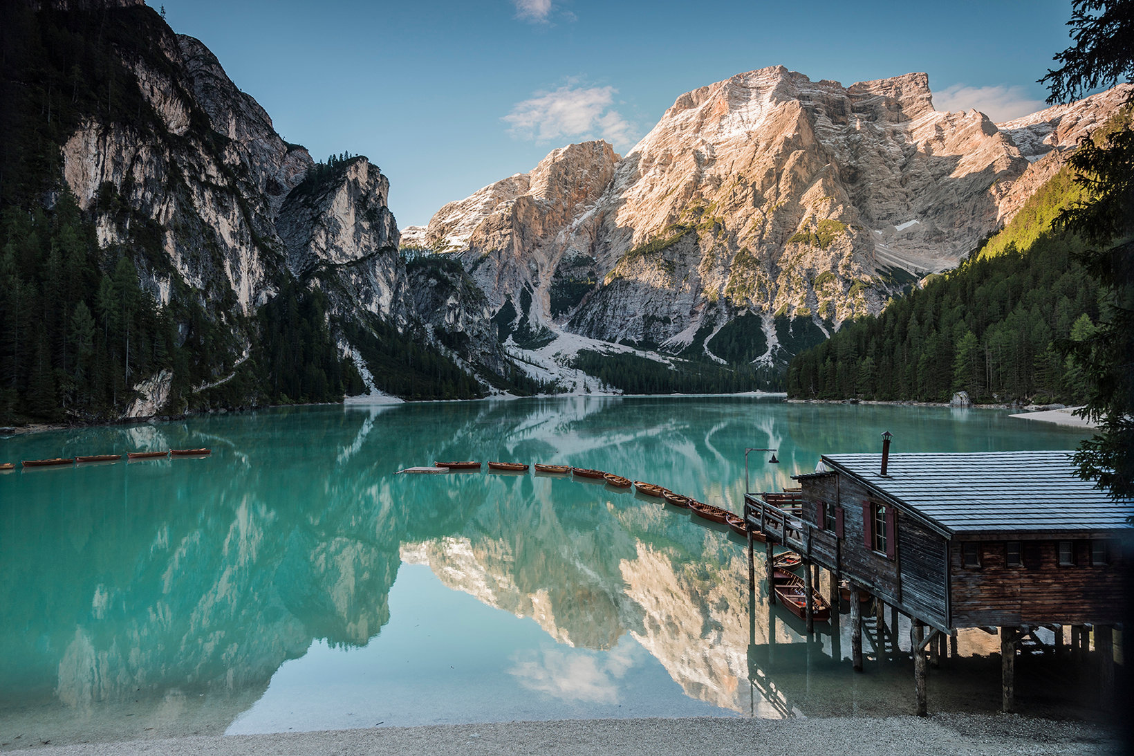 Widok turkusowej tafli Pragser Wildsee