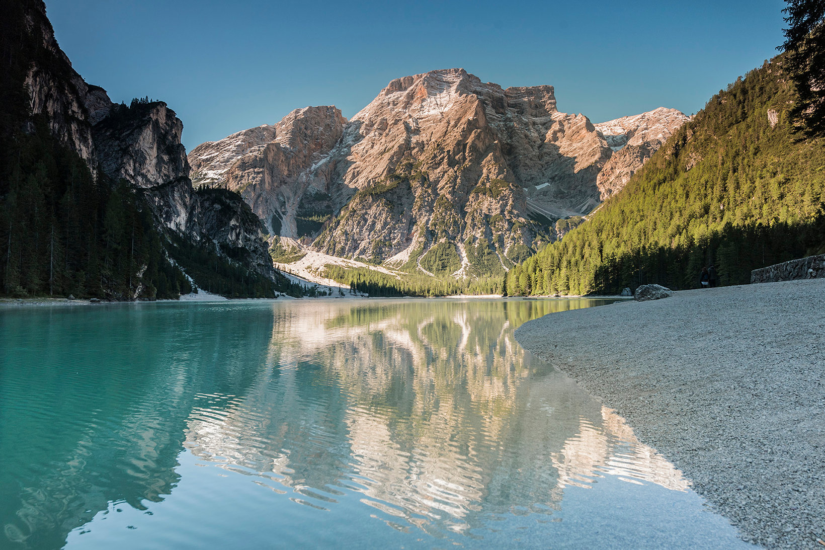 Widok lustrzanej tafli Pragser Wildsee