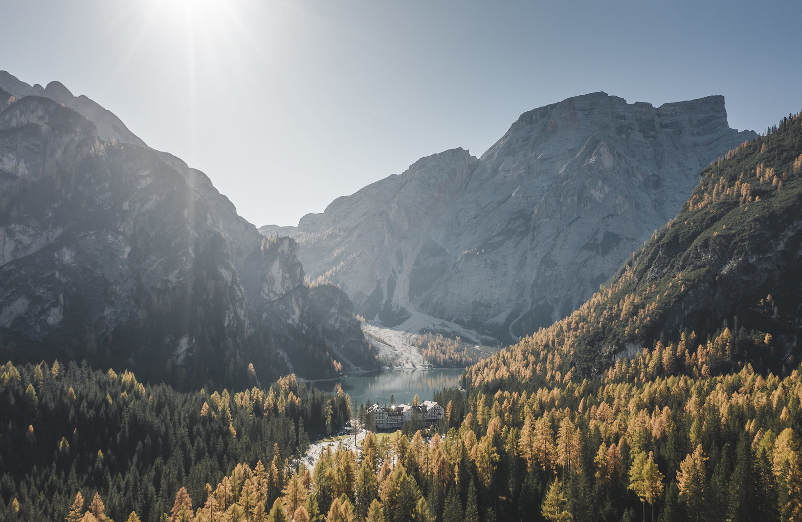 Uitzicht op de turquoise Pragser Wildsee