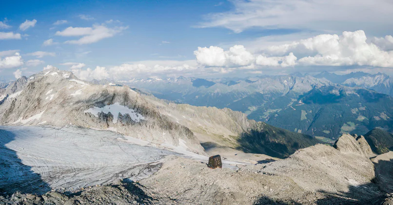 Paesaggio roccioso con vista sulla vallata sottostante nel Parco naturale Vedrette di Ries - Aurina