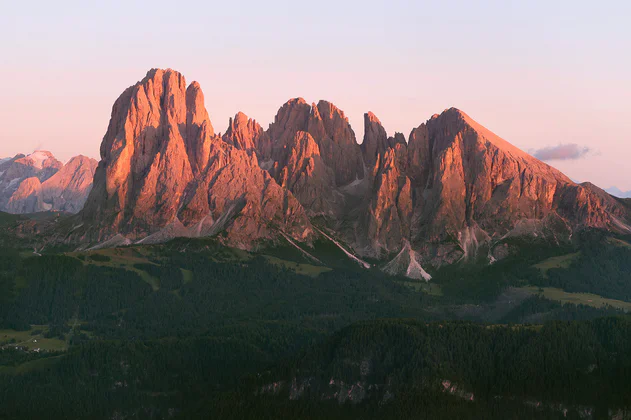 Vue sur les falaises rougeoyantes du sommet du Langkofel/Sassolungo lors du coucher du soleil