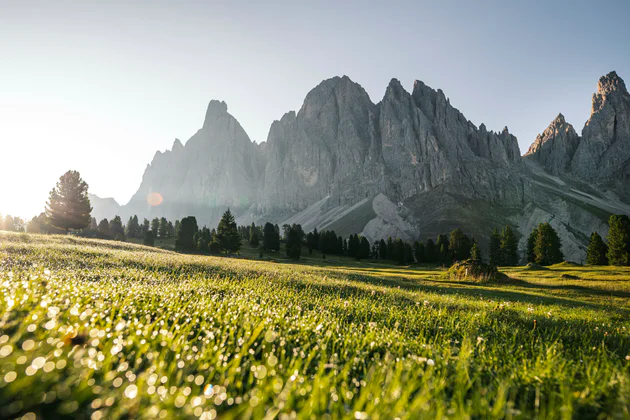 Zwei Personen wandern durchs Gebirge