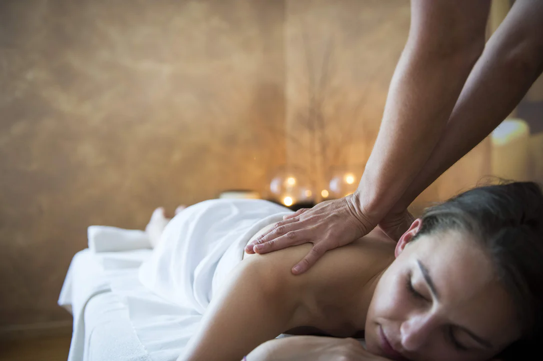 Iemand ontspant zich met een kop koffie en kijkt uit het raam