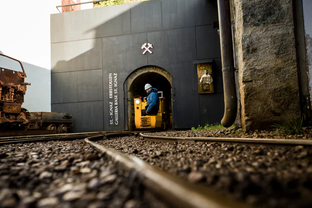 Die Grubenbahn fährt aus dem St.-Ignaz-Stollen des alten Bergwerks in Prettau.