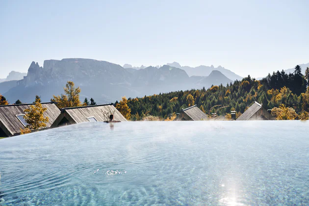 Varie immagini rappresentative dell'Alto Adige con natura, persone e architetture