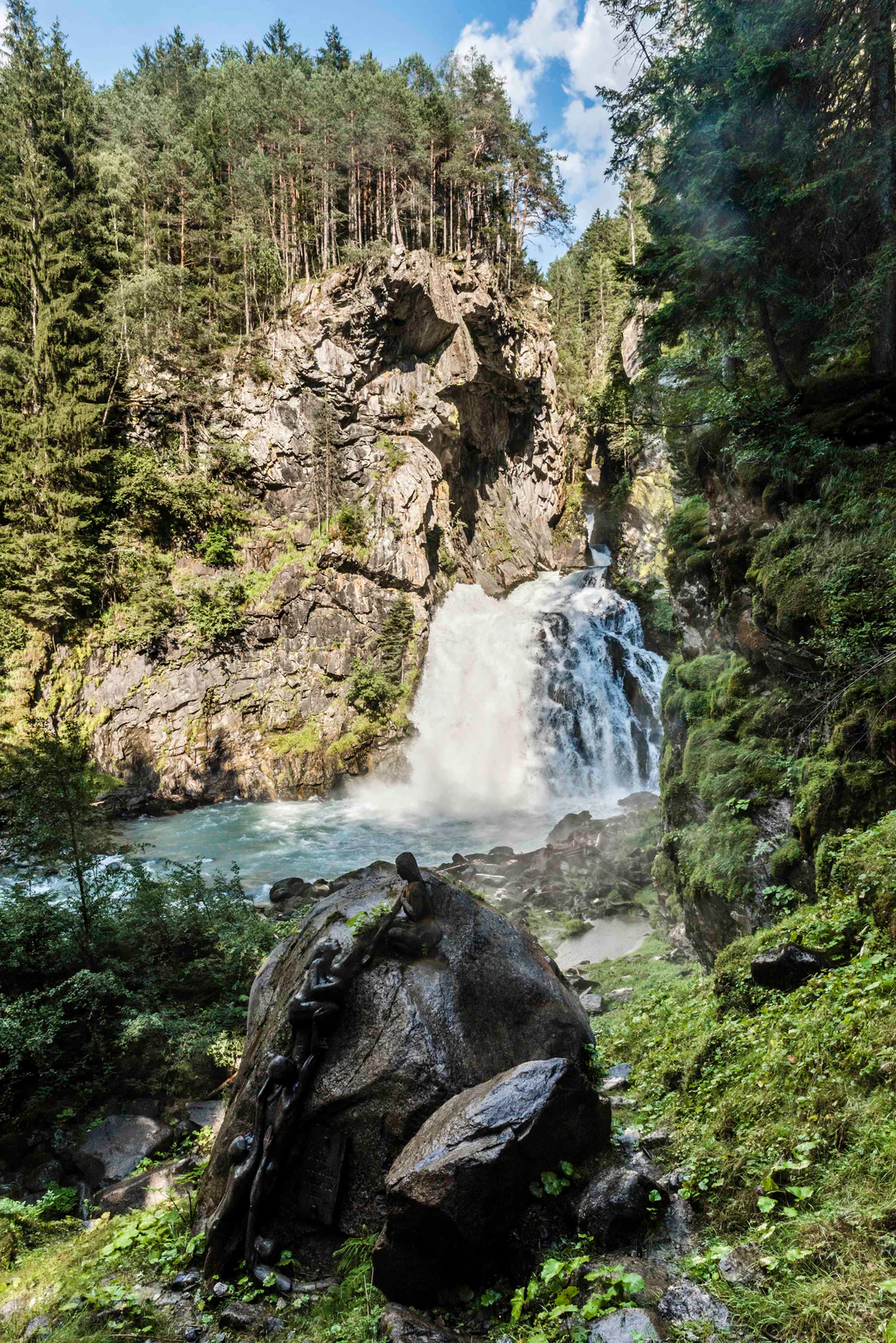Der Reinbach Wasserfall bei sonnigen Wetter