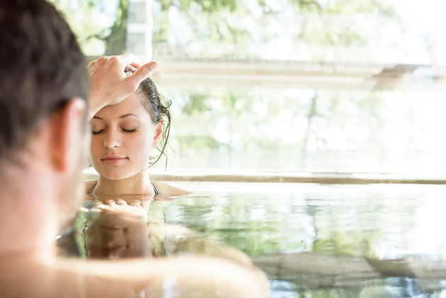 Zwei Personen verbringen Zeit in der Therme