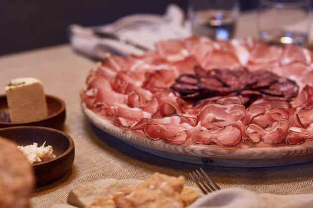 Piatto di speck tipico dell'Alto Adige