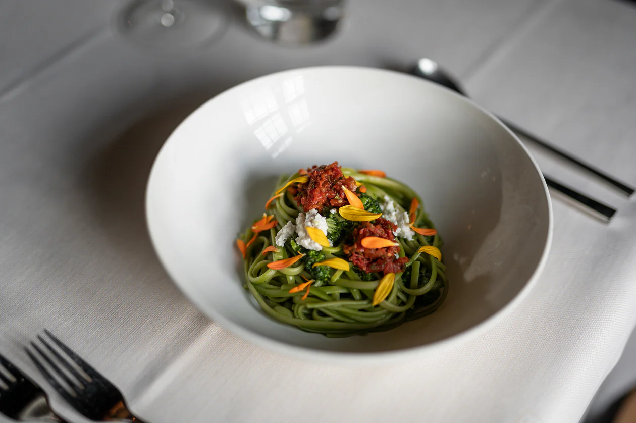 Bavette con verdure e fiori