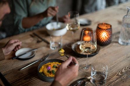 Tavola imbandita con un calice di vino bianco