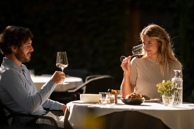 Ein Pärchen trinkt Wein im Restaurant