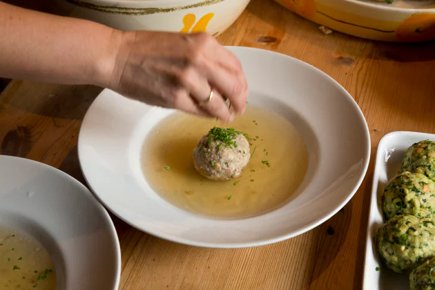 Typisches Südtiroler Gericht: Knödelsuppe