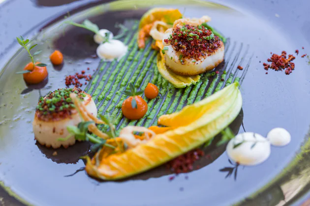 Preparazione gastronomica moderna e colorata 
