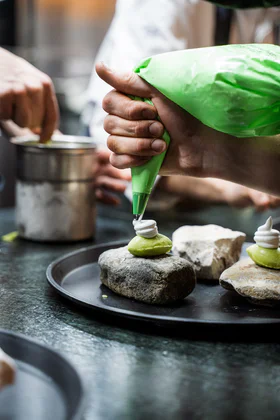Preparation of a dessert with a pastry bag