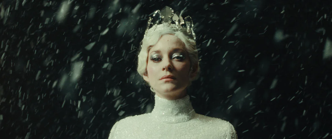 Donna con corona in abito bianco