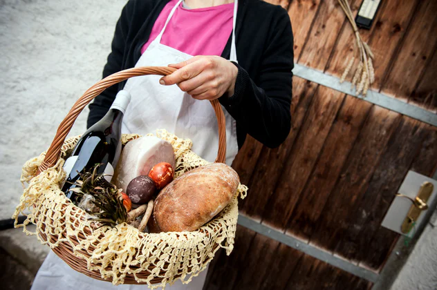 Un cestino contenente prodotti regionali di Pasqua