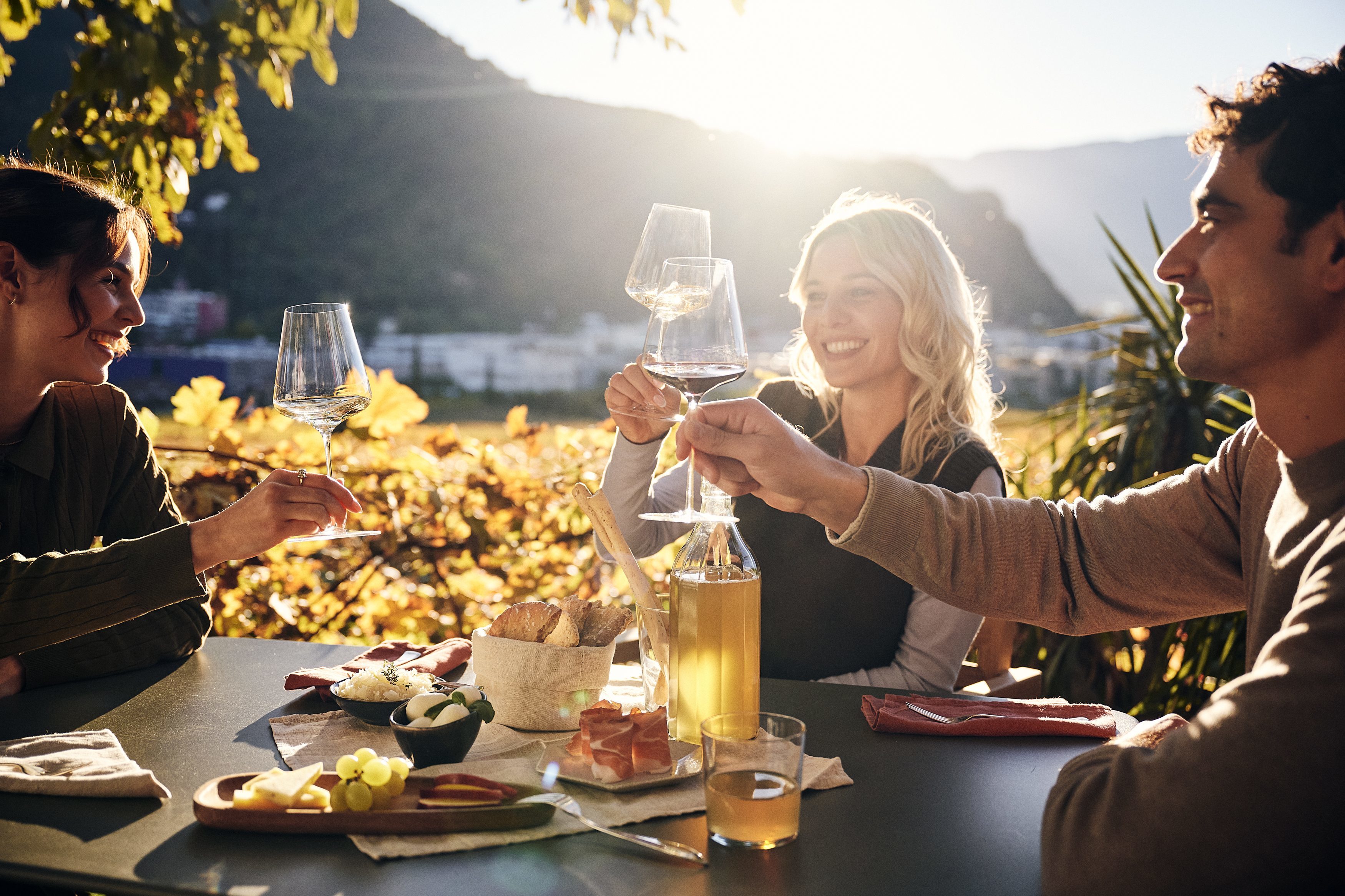 Drei Freunde bei einer herbstlichen Marende bei Grießbauerhof in Bozen