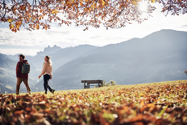 Due persone fanno un'escursione in montagna