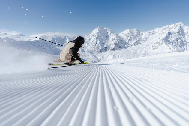 Une skieuse contemple les Dolomites
