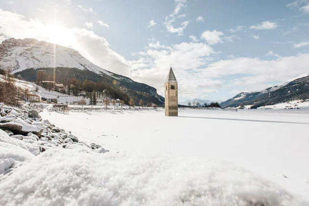 Jezero Reschensee ve Vinschgau/Val Venosta