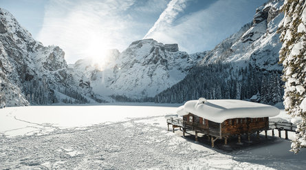 Pragser Wildsee im Winter mit verschneiter Landschaft