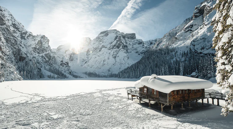 Lago di Braies in inverno con un panorama innevato