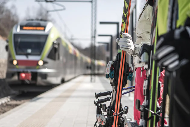 Zwei Personen stehen am Bahnhof