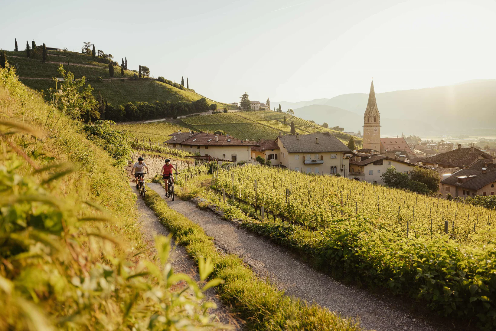 Biken entlang des Haidersees in Südtirol