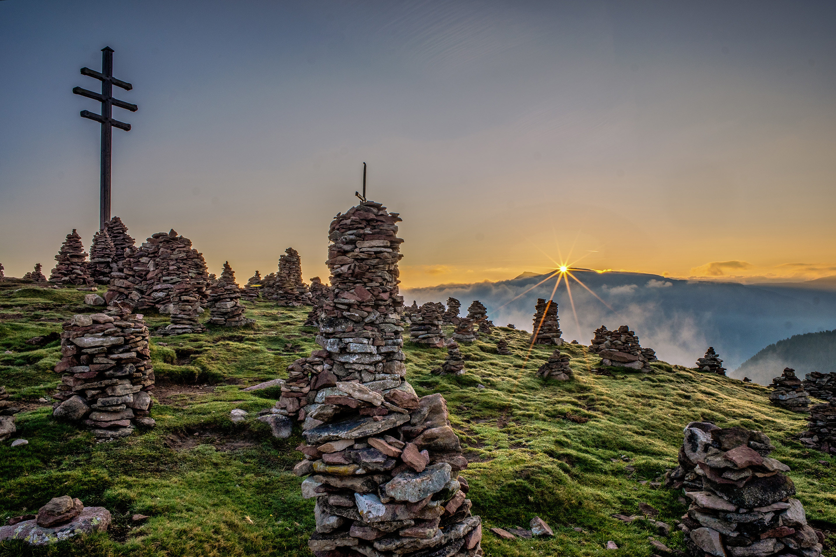 Tramonto in vetta circondati dagli omini di pietra
