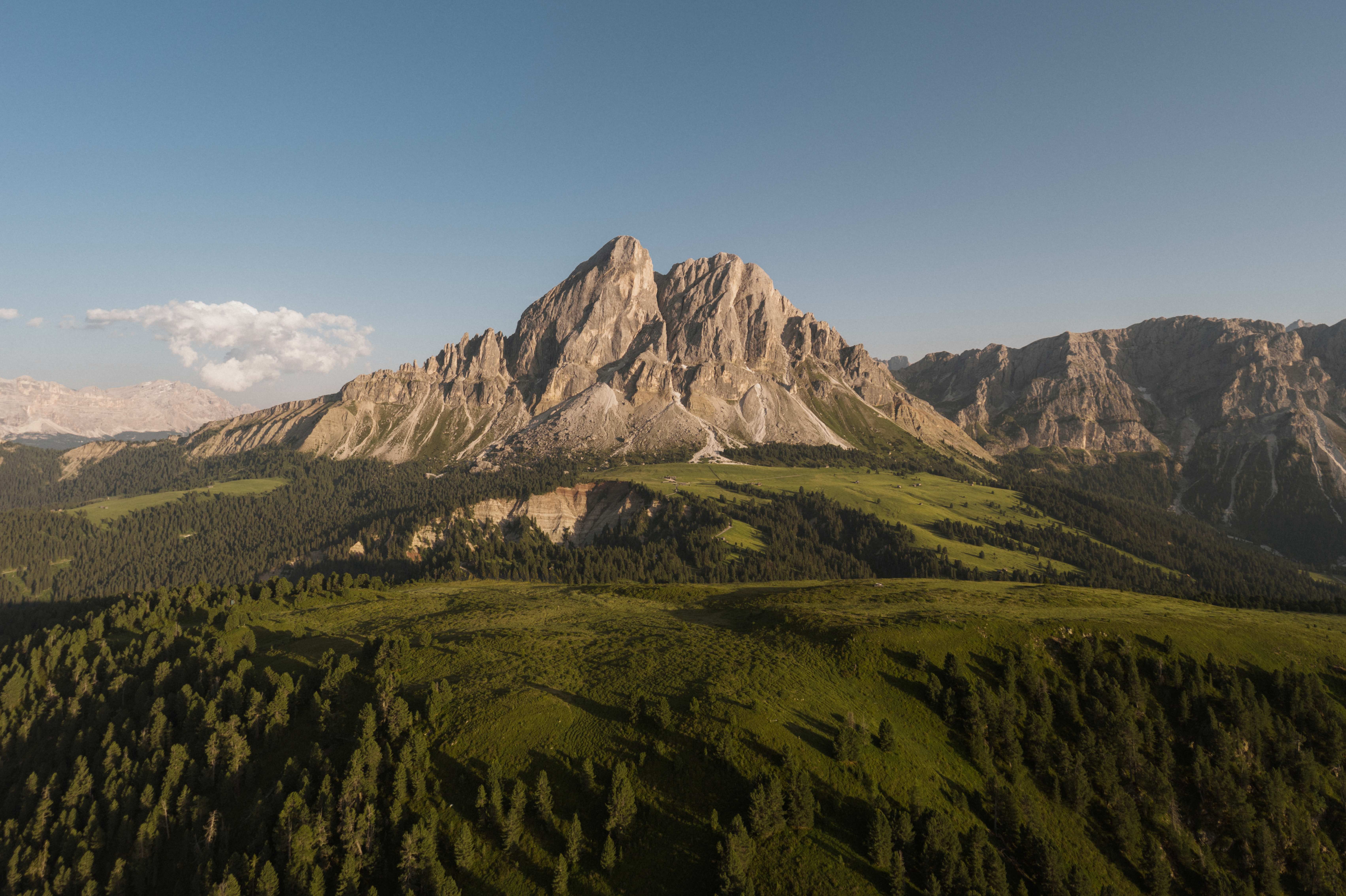 Das Dolomitental Villnöss im Frühling mit dem Peitler Kofel im Hintergrund