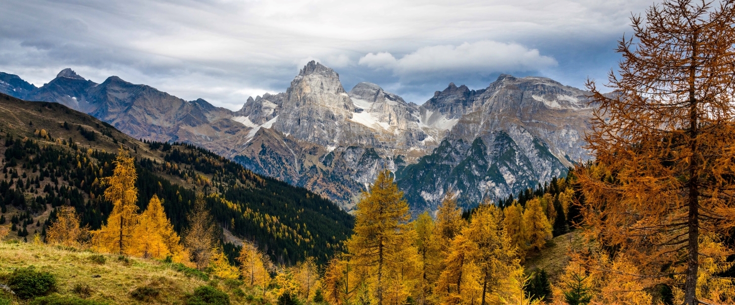 Bergkette in Sterzing und Umgebung im Herbst