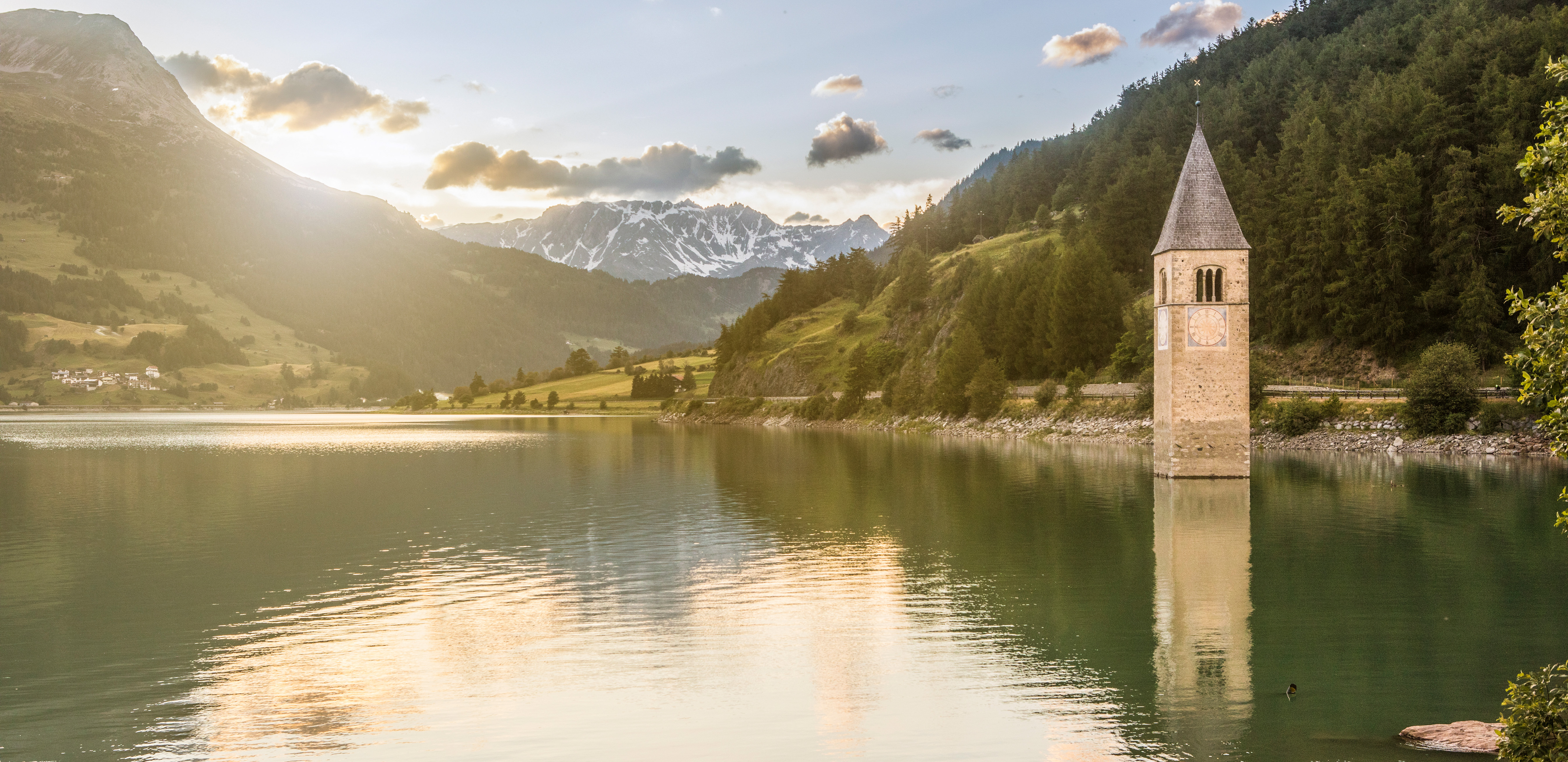 Reschensee in Vinschgau im Sommer