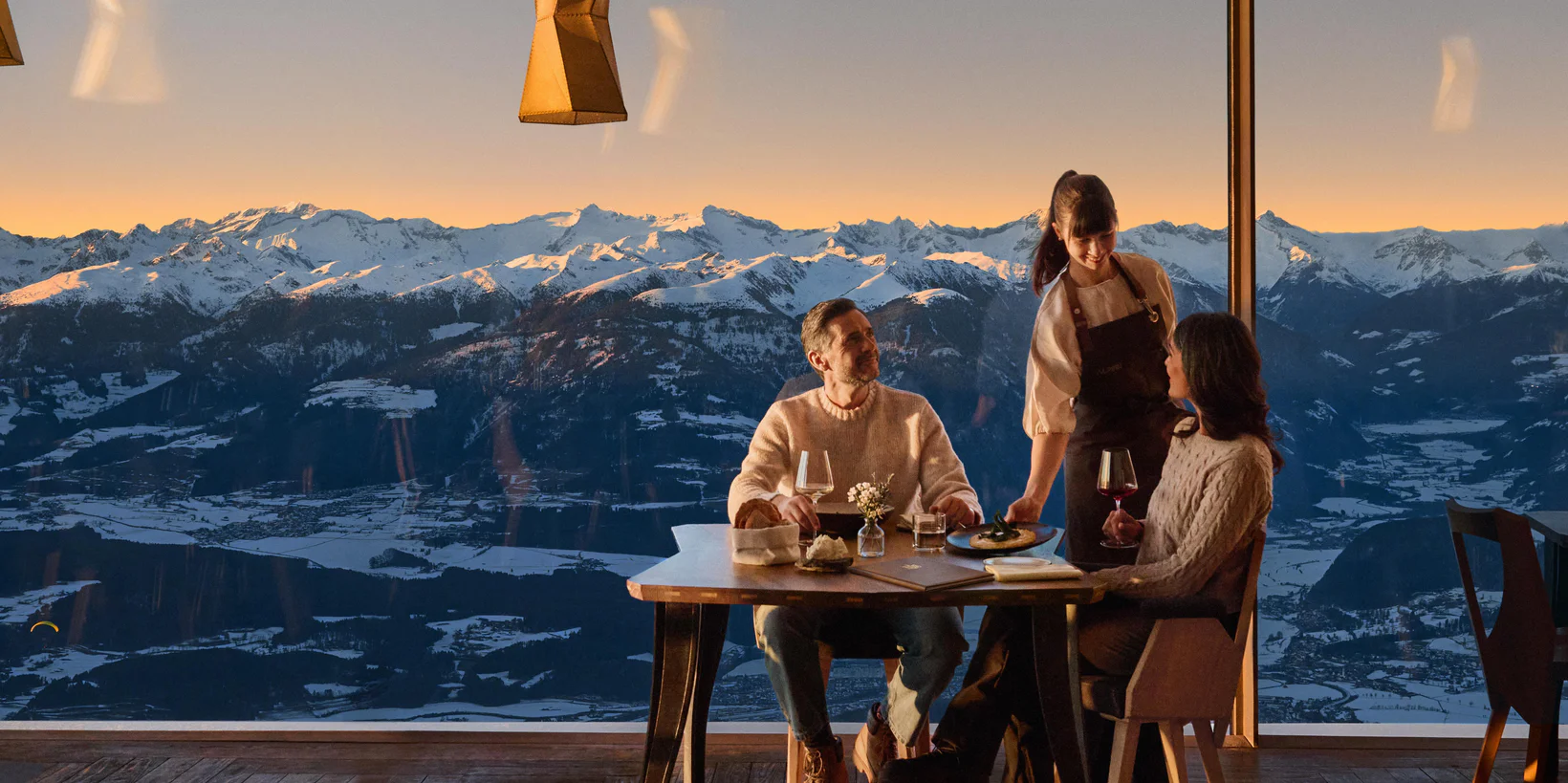 Clicca qui per guardare il video sull'inverno in Alto Adige. Il filmato mostra diverse brevi sequenze in cui alcune persone si godono varie attività in Alto Adige durante l'inverno. Il video è accompagnato da musica e parlato. 