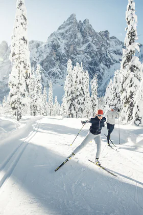 2 people cross-country skiing in the Dolomites
