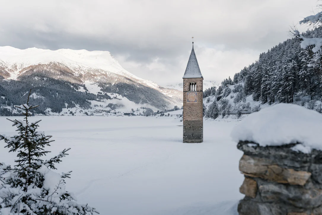 Zimowy wypoczynek nad jeziorem Reschensee