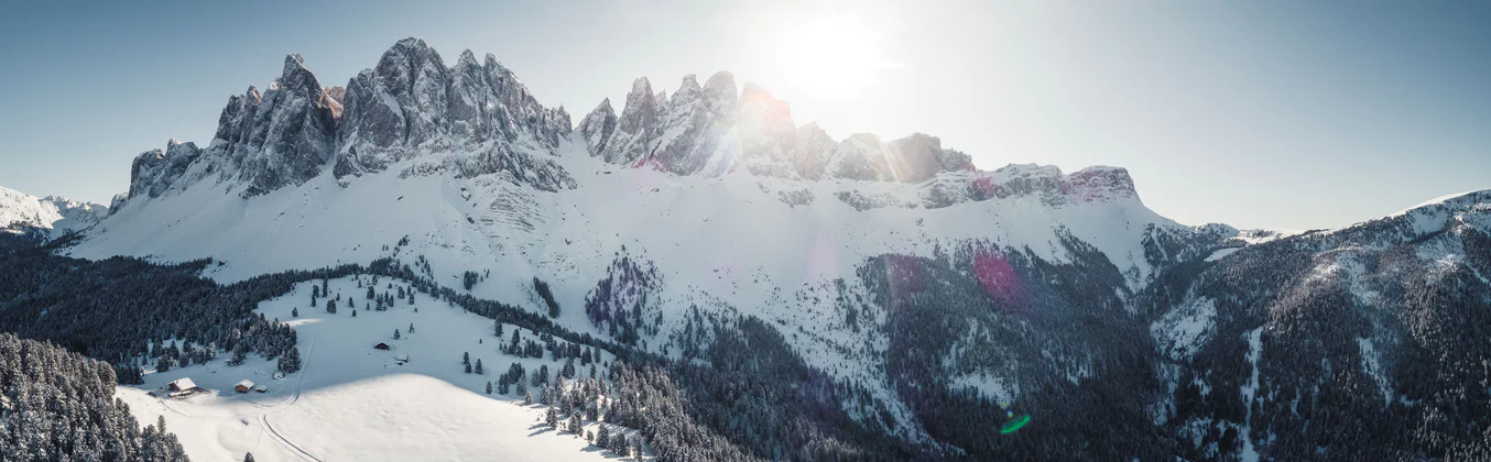 Mann steht auf einem Berg mit einem Gebirge im Hintergrund in der Dolomiten Region Villnösstal