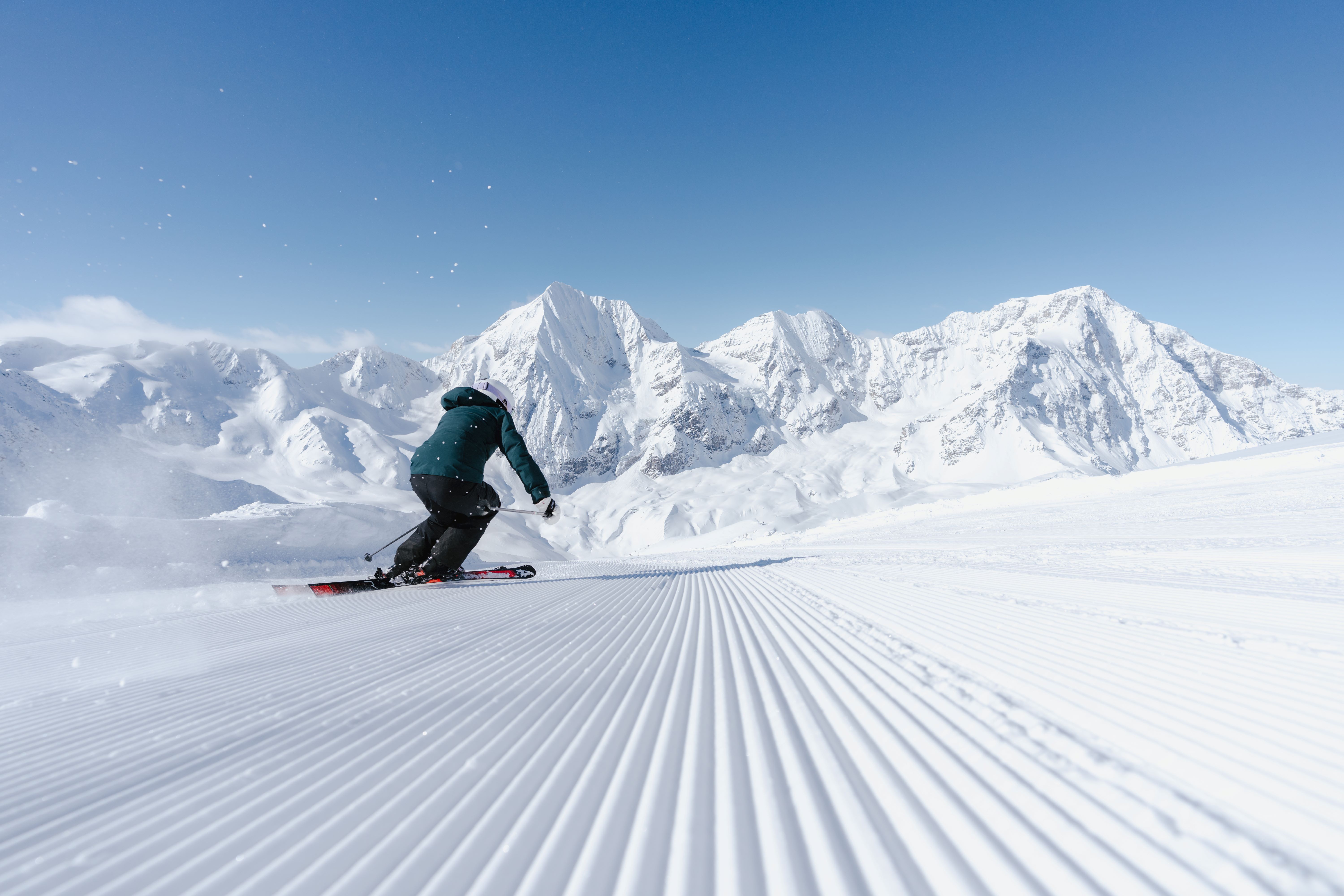 Ein Skifahrer im Skigebiet Sulden im Vinschgau