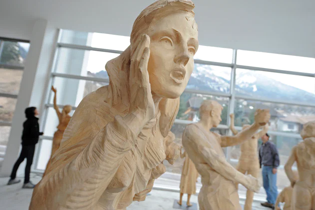 Sculture in legno in una mostra