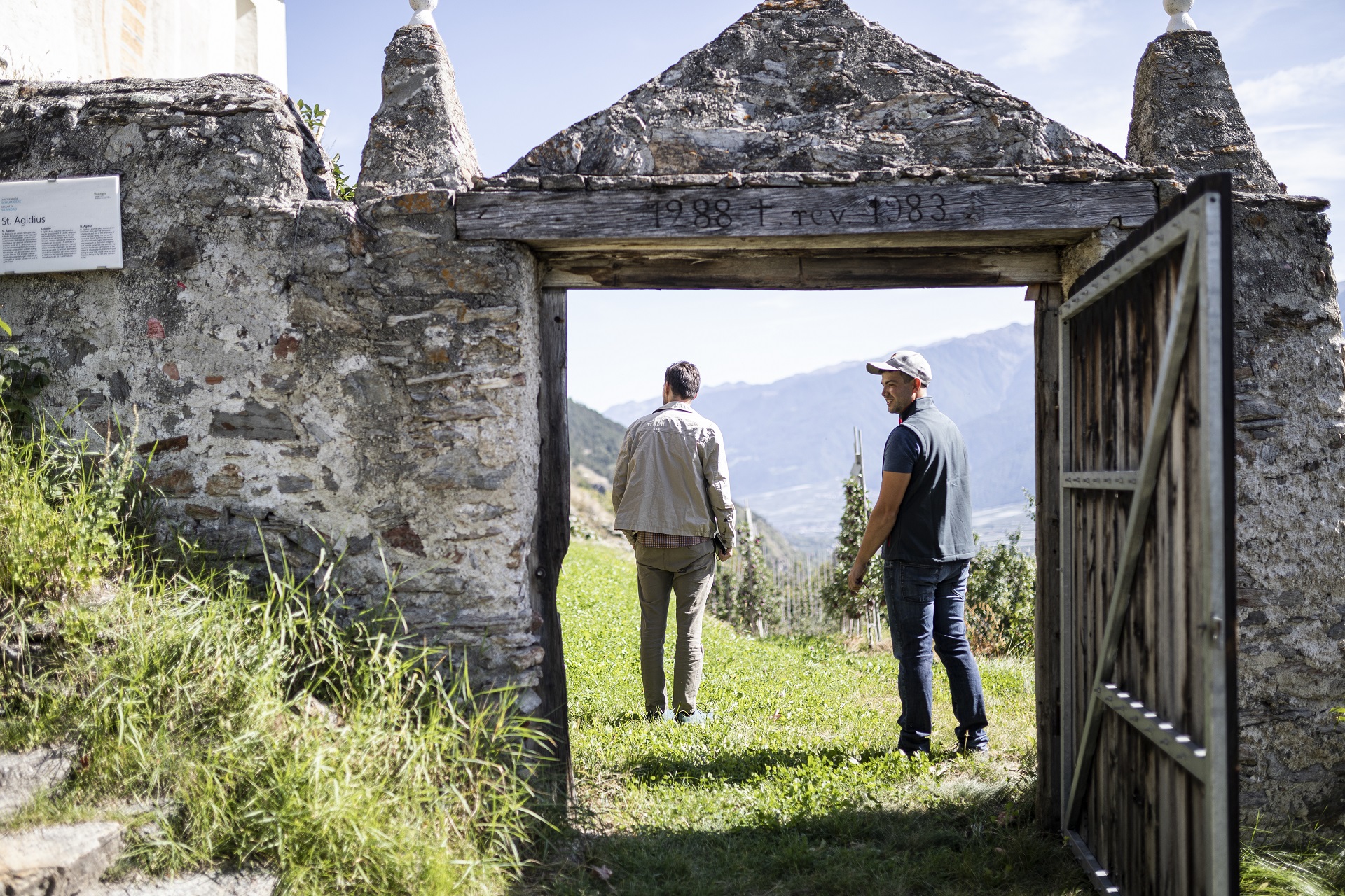 Le pomiculteur Martin Hauser devant l’entrée de sa pommeraie