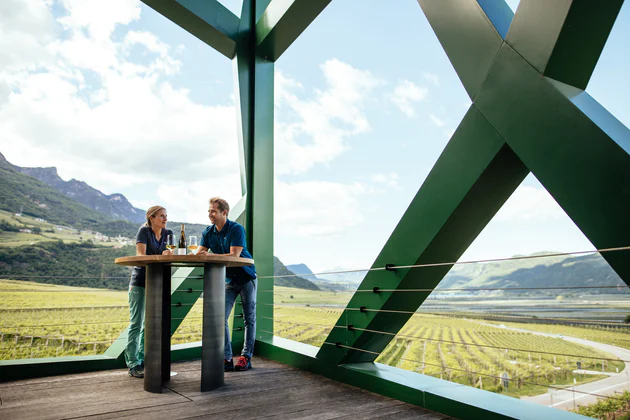 Deux amis prenant l’apéritif à la cave de Tramin/Termeno