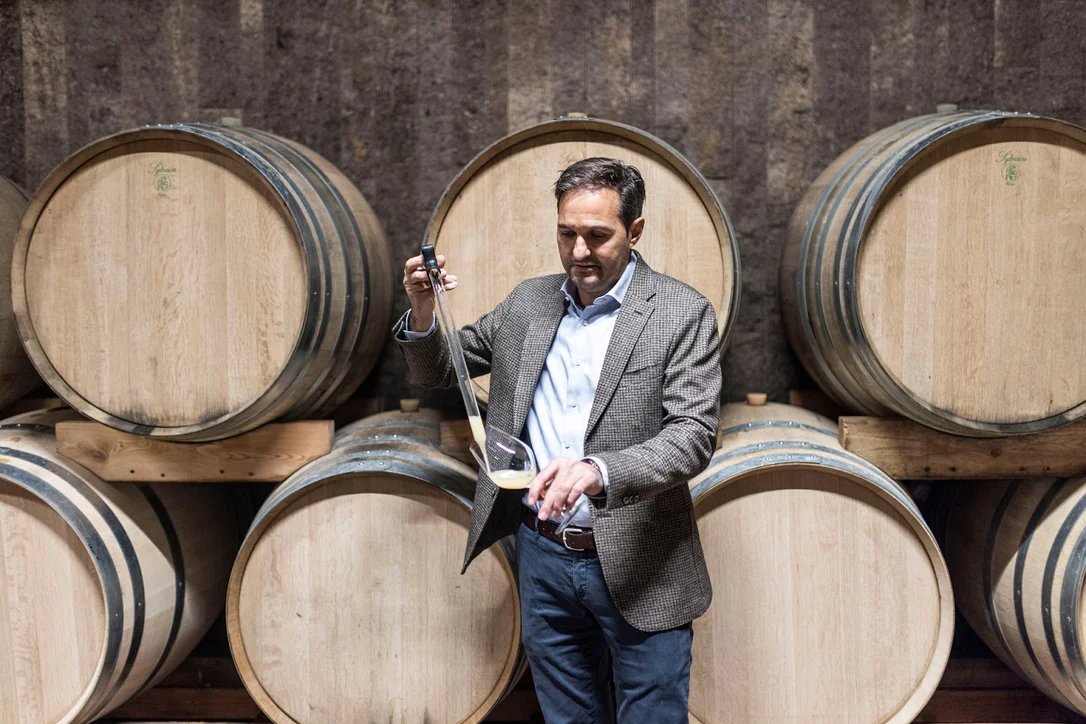 Rudi Kofler, sklepmistr vinařství Terlan, představuje svůj produkt