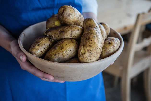 Une assiette pleine de pommes de terre du Sud-Tyrol