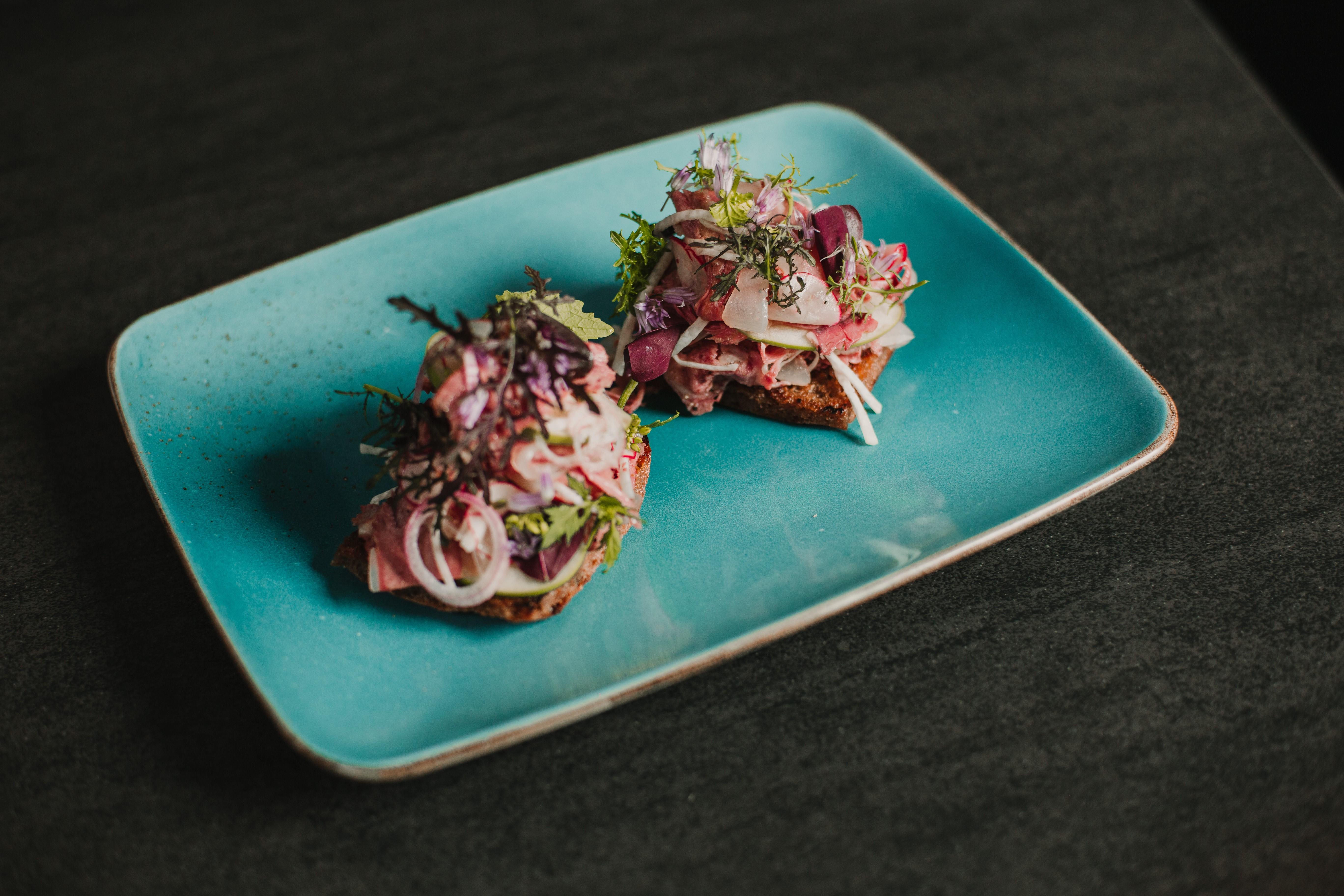 Bruschetta vom Kalbskopf mit Vinschger Urpaarl und Granny Smith - #1 - sudtirol.info