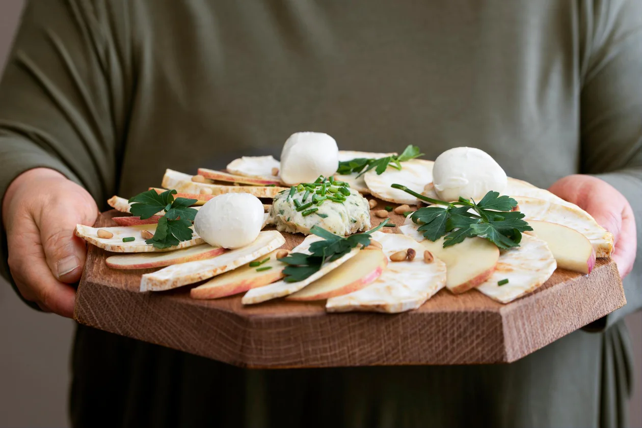 Carpaccio von Sellerie und Südtiroler Apfel mit Südtiroler Käsecreme