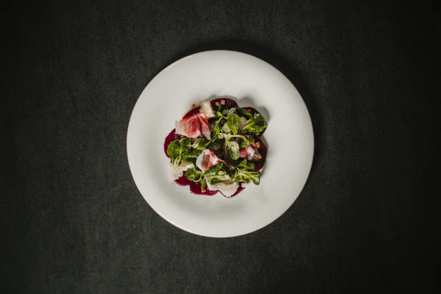 Carpaccio van rode biet met Zuid-Tirools spek BOB en noten